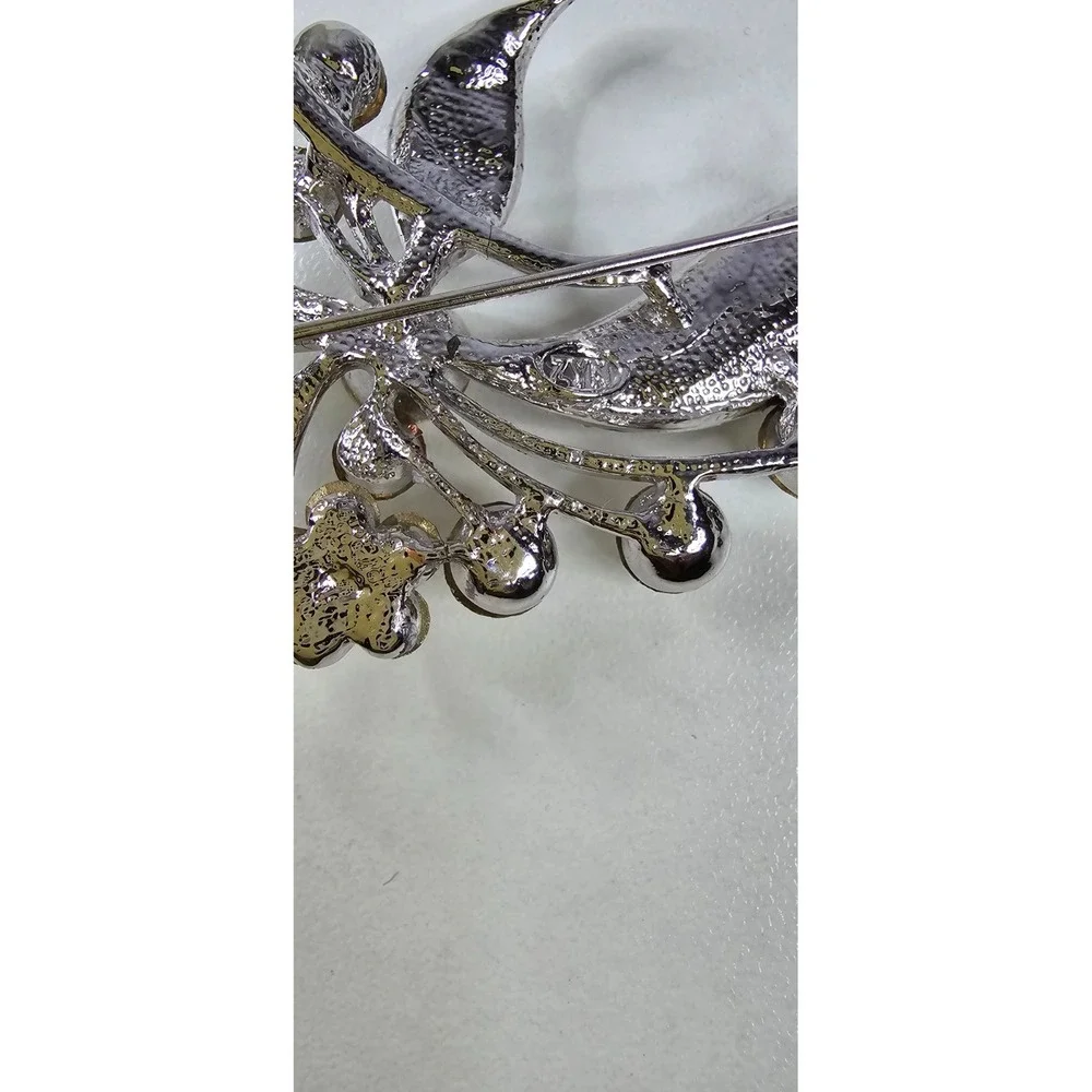 ZYN Silver Tone Rhinestone Floral‎ Brooch Pin Sparkling Crystal Flower